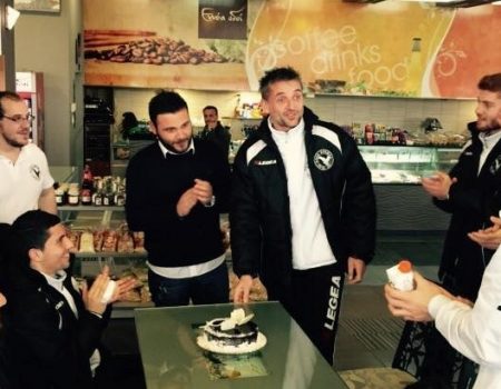 Τούρτα-έκπληξη στον Δημητρη Γελαδάρη από τα μέλη της δραμινής αποστολής