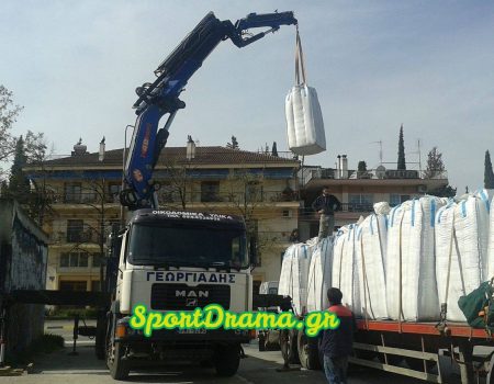 Πριν από λίγο ξεκίνησαν τα έργα της εγκατάστασης του πλαστικού χλοοτάπητα !!!!