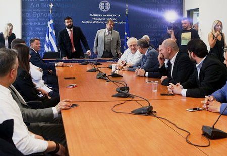 Συνεχίζεται η δοκιμασία της υπομονής του κόσμου με τα παιχνίδια των διαπραγματεύσεων ανάμεσα σε πολιτεία και σούπερ λίγκα