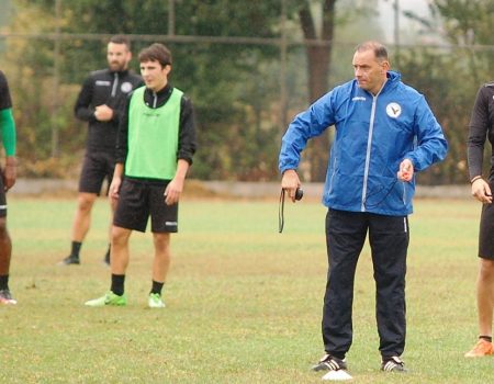 Προπόνηση με δυσκολία στο  κακό αγωνιστικό χώρο του Νικοτσάρα