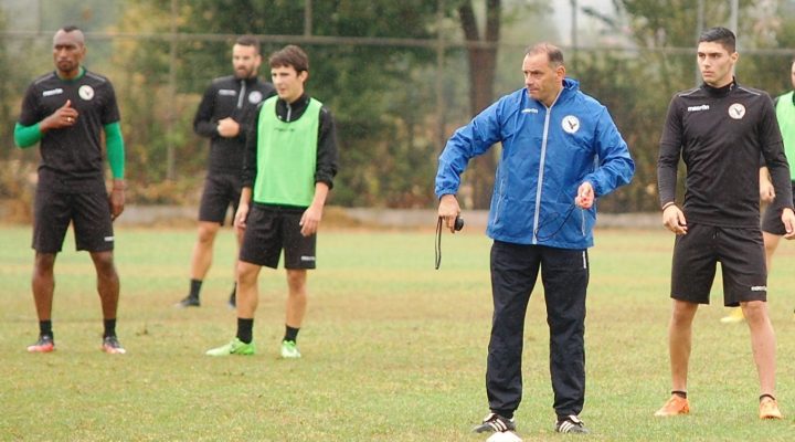 Προπόνηση με δυσκολία στο  κακό αγωνιστικό χώρο του Νικοτσάρα