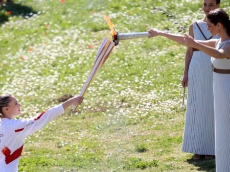 Πρώτη λαμπαδηδρόμος η Άννα Κορακάκη