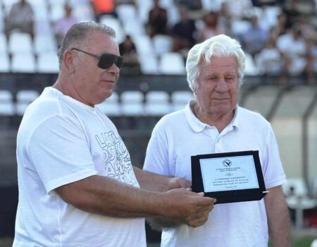 Ιστορικής σημασίας βράβευση του Βασίλη Λαδόπουλου από τον Άγγελο Καλλινικίδη