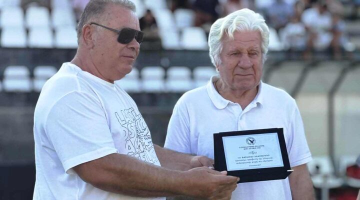 Ιστορικής σημασίας βράβευση του Βασίλη Λαδόπουλου από τον Άγγελο Καλλινικίδη